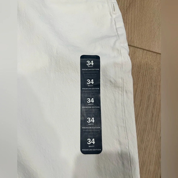 NWT - J crew
High rise straight 
Premium edition
Size 34
Waist 19”
Inseam 27” - Picture 5 of 10